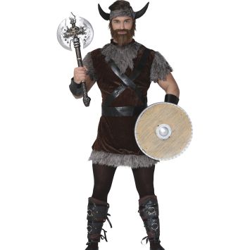 Déguisement de viking pour homme avec tunique marron et fausse fourrure grise, casque à cornes, bouclier rond et hache factice, vue de face.