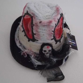 Borsalino avec blessures ouvertes et pansement sanglant