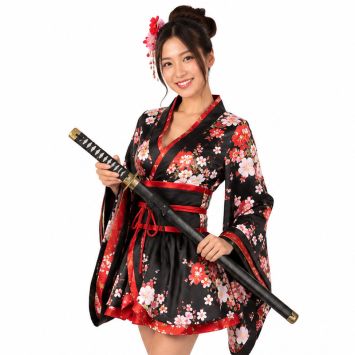 Femme souriante en costume traditionnel floral noir et rouge tenant un katana de samouraï noir avec son étui de protection | jourdefete.com