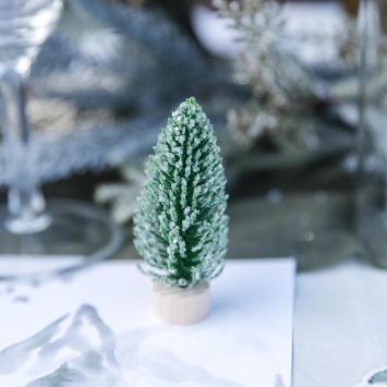 6 sapins de Noël givrés sur socle en bois - Noël - 2 x 7,5 cm - Collection Neige Éternelle