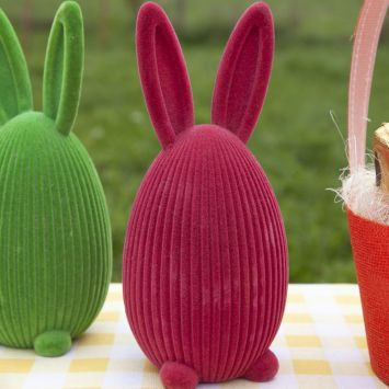 Lapin en forme d'œuf en résine floquée - 19,2 x 8,7 cm - Pâques - Collection Chasse aux couleurs - Couleur au choix
