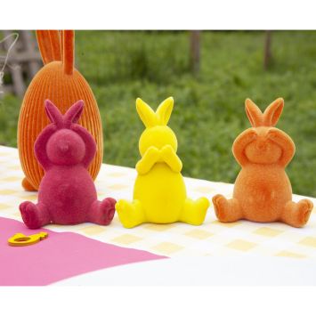 Lapin assis en résine avec effet velours - 10 x 8 x 6 cm - Pâques - Collection Chasse aux couleurs - Couleur au choix