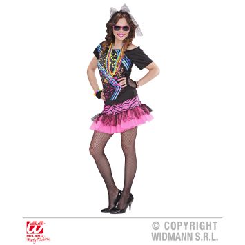 Femme déguisée en tenue fluo années 80 avec jupe rose zébrée, collants résille et accessoires colorés.