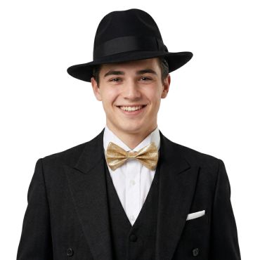Jeune homme souriant qui porte un nœud papillon à paillettes dorées | jourdefete.com Jeune homme souriant qui porte un nœud papillon à paillettes dorées | jourdefete.com