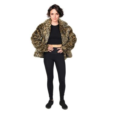 Femme portant une veste épaisse en fausse fourrure avec un motif léopard pour une soirée déguisée | jourdefete.com Femme portant une veste épaisse en fausse fourrure avec un motif léopard pour une soirée déguisée | jourdefete.com