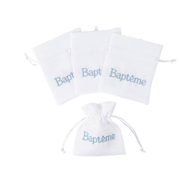 Pochons en tissu blanc brodés "Baptême" bleu pour dragées et cadeaux | jourdefete.com Pochons en tissu blanc brodés "Baptême" bleu pour dragées et cadeaux | jourdefete.com