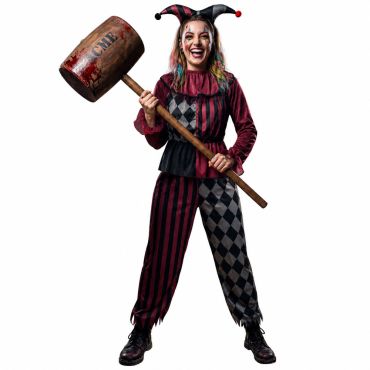 Femme souriante portant un costume de bouffon bicolore noir et bordeaux pour Halloween | jourdefete.com Femme souriante portant un costume de bouffon bicolore noir et bordeaux pour Halloween | jourdefete.com