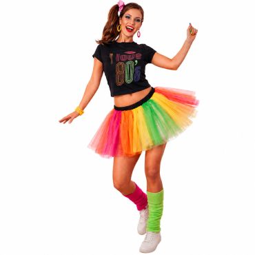 Femme joyeuse portant un déguisement des années 80 avec un t-shirt noir I love 80s fluo et un tutu multicolore | jourdefete.com Femme joyeuse portant un déguisement des années 80 avec un t-shirt noir I love 80s fluo et un tutu multicolore | jourdefete.com
