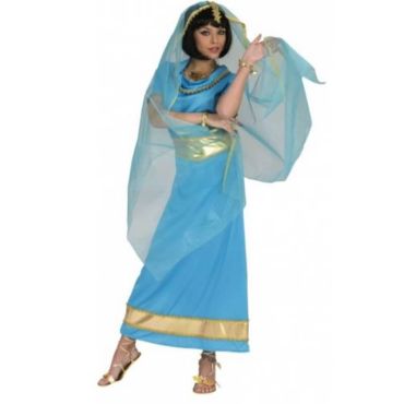 Femme déguisée en princesse hindoue, vêtue d’une robe longue bleue avec ceinture dorée et voile transparent assorti. Femme déguisée en princesse hindoue, vêtue d’une robe longue bleue avec ceinture dorée et voile transparent assorti.