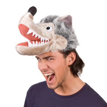 Homme portant un chapeau en peluche en forme de tête de loup avec la gueule ouverte | jourdefete.com Homme portant un chapeau en peluche en forme de tête de loup avec la gueule ouverte | jourdefete.com