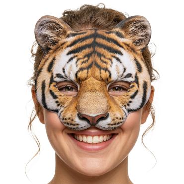 Femme souriante portant un demi-masque imprimé représentant une tête de tigre | jourdefete.com