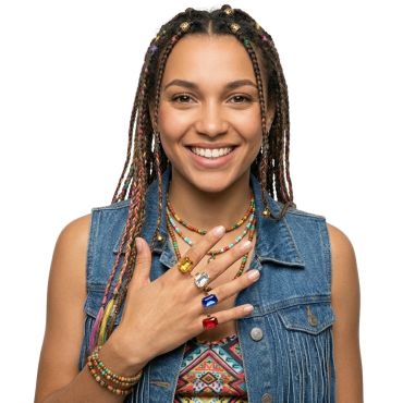 Femme souriante portant un lot de quatre bagues fantaisie ornées de grosses pierres précieuses colorées | jourdefete.com Femme souriante portant un lot de quatre bagues fantaisie ornées de grosses pierres précieuses colorées | jourdefete.com