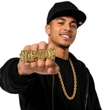 Homme souriant portant une bague dorée géante avec l'inscription Hip-Hop | jourdefete.com Homme souriant portant une bague dorée géante avec l'inscription Hip-Hop | jourdefete.com