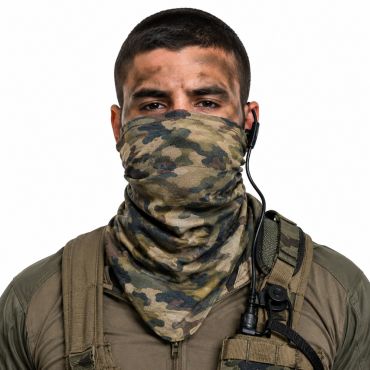 Gros plan d'un homme en tenue de combat portant un bandana de camouflage militaire sur le visage | jourdefete.com Gros plan d'un homme en tenue de combat portant un bandana de camouflage militaire sur le visage | jourdefete.com