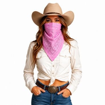 Femme portant un bandana rose à motifs sur le visage | jourdefete.com Femme portant un bandana rose à motifs sur le visage | jourdefete.com