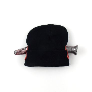 Bonnet transpercé d'un clou Bonnet transpercé d'un clou