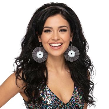 Femme souriante avec un bandeau pailleté et de grandes boucles d'oreilles disco en forme de disques vinyles rétro | jourdefete.com