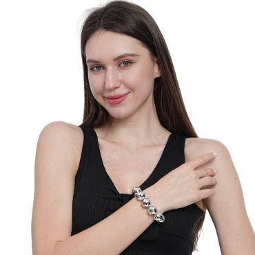 Femme portant un bracelet disco composé de boules à facettes argentées | jourdefete.com