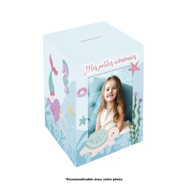 Tirelire personnalisable enfant thème sirène avec animaux marins et décor bleu | jourdefete.com Tirelire personnalisable enfant thème sirène avec animaux marins et décor bleu | jourdefete.com