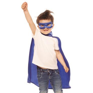 Enfant portant une cape et un masque de super-héros bleu, levant le poing avec enthousiasme | jourdefete.com Enfant portant une cape et un masque de super-héros bleu, levant le poing avec enthousiasme | jourdefete.com