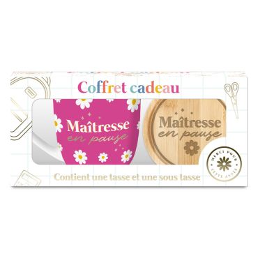 Coffret cadeau avec tasse rose à marguerites et sous-tasse en bois Maîtresse en pause pour la fin de l'année scolaire | jourdefete.com Coffret cadeau avec tasse rose à marguerites et sous-tasse en bois Maîtresse en pause pour la fin de l'année scolaire | jourdefete.com