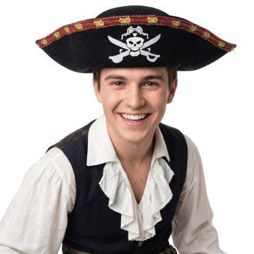 Chapeau de pirate noir avec broderie tête de mort pour un look de flibustier | jourdefete.com Chapeau de pirate noir avec broderie tête de mort pour un look de flibustier | jourdefete.com