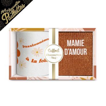 Coffret cadeau mug et chaussettes "Mamie Chérie" avec un design chaleureux | jourdefete.com Coffret cadeau mug et chaussettes "Mamie Chérie" avec un design chaleureux | jourdefete.com