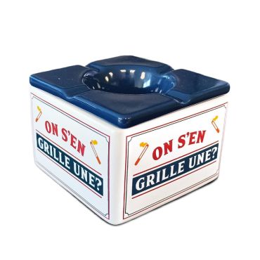 Cendrier carré "On s'en grille une ?" - Collection Claquettes Chaussettes | jourdefete.com Cendrier carré "On s'en grille une ?" - Collection Claquettes Chaussettes | jourdefete.com
