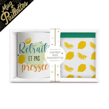 Coffret cadeau mug et chaussettes motif citrons “Retraitée et pas pressée” | jourdefete.com