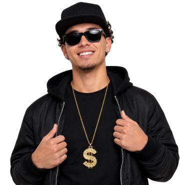 Jeune homme souriant portant une casquette noire, des lunettes de soleil et le collier dollar doré avec strass scintillants | jourdefete.com Jeune homme souriant portant une casquette noire, des lunettes de soleil et le collier dollar doré avec strass scintillants | jourdefete.com