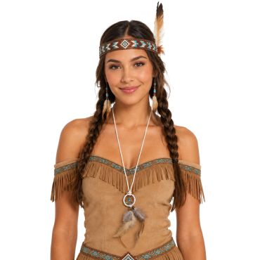 Jeune femme en costume d'amérindienne portant un collier avec pendentif attrape-rêves et plumes | jourdefete.com