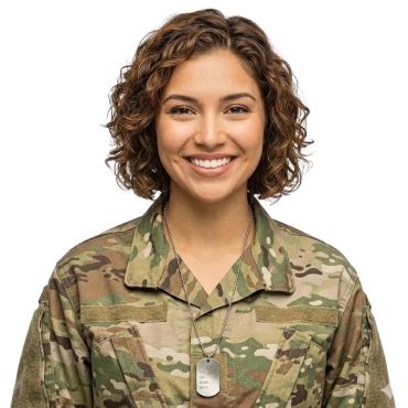 Femme souriante déguisée en soldat portant un collier avec une plaque militaire argentée | jourdefete.com Femme souriante déguisée en soldat portant un collier avec une plaque militaire argentée | jourdefete.com