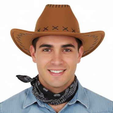 Chapeau cow-boy marron clair avec surpiqûres porté par un homme souriant | jourdefete.com