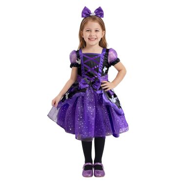 Petite fille souriante portant un déguisement d'Halloween de sorcière violet et noir avec des petits motifs de fantômes | jourdefete.com Petite fille souriante portant un déguisement d'Halloween de sorcière violet et noir avec des petits motifs de fantômes | jourdefete.com