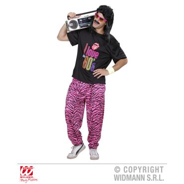 Homme déguisé façon années 80 avec perruque noire, lunettes roses, t-shirt 'I love the 80’s' et pantalon rose zébré, portant une radio sur l'épaule. Homme déguisé façon années 80 avec perruque noire, lunettes roses, t-shirt 'I love the 80’s' et pantalon rose zébré, portant une radio sur l'épaule.