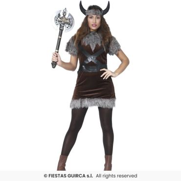 Déguisement de viking femme avec robe marron et fausse fourrure grise, ceinture noire, casque à cornes et hache factice, vue de face. Déguisement de viking femme avec robe marron et fausse fourrure grise, ceinture noire, casque à cornes et hache factice, vue de face.