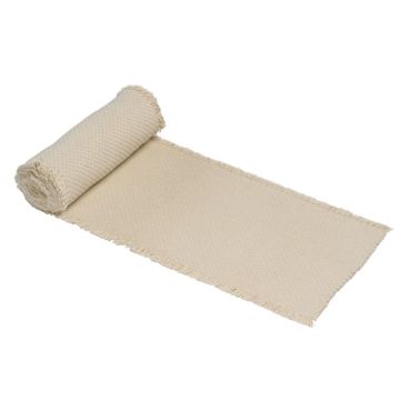 Un chemin de table blanc cassé élégant à dérouler sur la table de votre événement | jourdefete.com Un chemin de table blanc cassé élégant à dérouler sur la table de votre événement | jourdefete.com