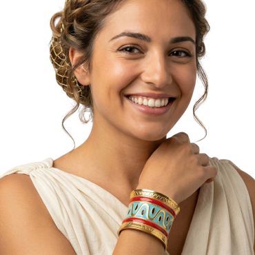 Femme souriante portant un large bracelet manchette égyptien rouge, turquoise et doré | jourdefete.com Femme souriante portant un large bracelet manchette égyptien rouge, turquoise et doré | jourdefete.com