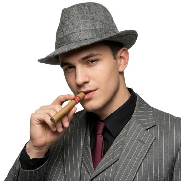 Homme portant un costume de gangster et fumant un faux cigare réaliste | jourdefete.com Homme portant un costume de gangster et fumant un faux cigare réaliste | jourdefete.com