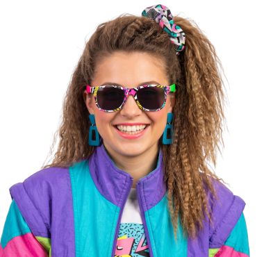 Femme souriante portant des lunettes de soleil multicolores style années 80 | jourdefete.com Femme souriante portant des lunettes de soleil multicolores style années 80 | jourdefete.com