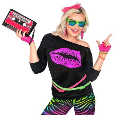 T-shirt noir ample à col asymétrique imprimé d'un motif de lèvres roses fluo porté par un mannequin déguisé pour une soirée années 80 | jourdefete.com