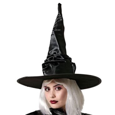 Femme portant un chapeau de sorcière noir satiné au look tordu et élégant | jourdefete.com