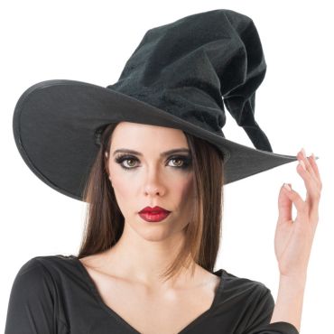 Femme avec chapeau de sorcière en velours noir au regard intense | jourdefete.com Femme avec chapeau de sorcière en velours noir au regard intense | jourdefete.com