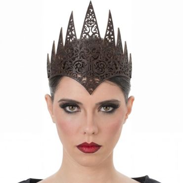 Portrait d'une femme coiffée d'une tiare pointue noire pailletée style reine maléfique pour Halloween | jourdefete.com Portrait d'une femme coiffée d'une tiare pointue noire pailletée style reine maléfique pour Halloween | jourdefete.com