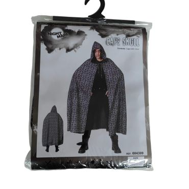 Avec cette cape ornée de têtes de mort, vous allez pouvoir vous balader tel un fantôme lors de la soirée d'Halloween | jourdefete.com Avec cette cape ornée de têtes de mort, vous allez pouvoir vous balader tel un fantôme lors de la soirée d'Halloween | jourdefete.com