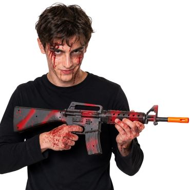 Homme au visage ensanglanté tenant une mitraillette factice noire et rouge pour un costume d'Halloween | jourdefete.com Homme au visage ensanglanté tenant une mitraillette factice noire et rouge pour un costume d'Halloween | jourdefete.com