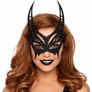 Loup de diablesse noir pailleté à cornes ajourées d'Halloween porté par une femme souriante au maquillage sombre | jourdefete.com