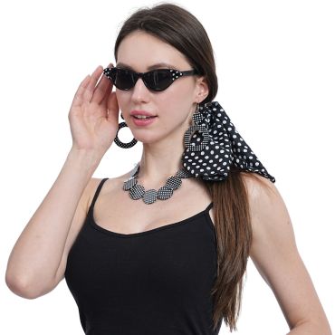 Set accessoires années 50 à pois porté par une femme | jourdefete.com Set accessoires années 50 à pois porté par une femme | jourdefete.com