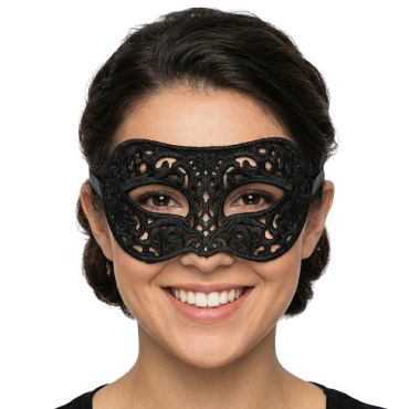 Femme souriante portant un masque loup noir ajouré en dentelle pour soirée costumée | jourdefete.com Femme souriante portant un masque loup noir ajouré en dentelle pour soirée costumée | jourdefete.com