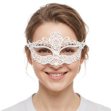 Femme souriante portant un masque loup élégant en dentelle blanche ajourée | jourdefete.com Femme souriante portant un masque loup élégant en dentelle blanche ajourée | jourdefete.com